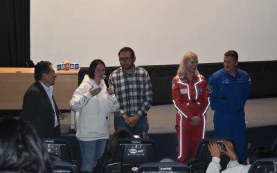 Cosmonautas rusos compartieron sus experiencias en el espacio en una conversación con el público paceño
